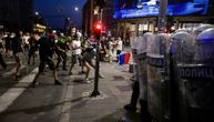 Incident kod Predsedništva: Učesnici protesta gađali policajce bakljama i kamenicama, policija ih potiskuje