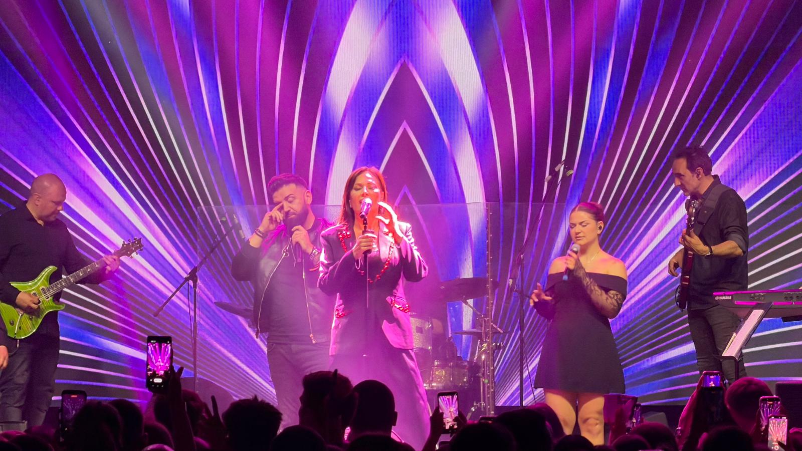 Ceca večeras raspametila Leskovac! Folk diva u odelu grmi na bini, hala ispunjena do poslednjeg mesta