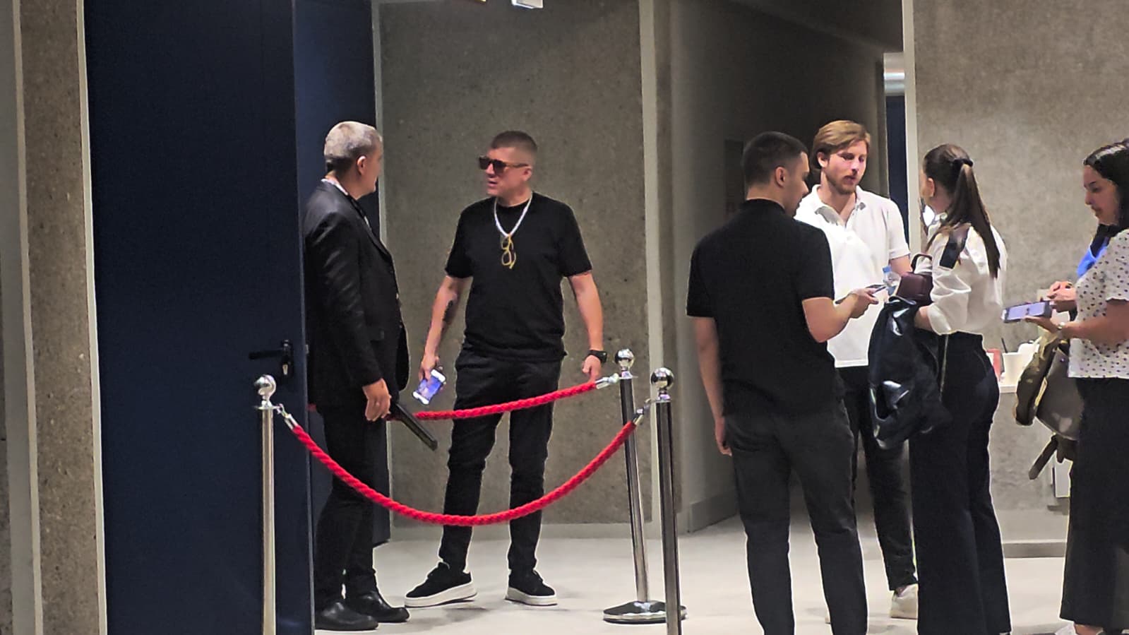 Odrastao u enklavi na Kosovu i Metohiji, pa se odselio u Kuvajt: Bivši Zadrugar stigao na koncert Senide