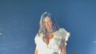 Tanja u belom započela koncert u Zagrebu! Na njoj puca dekolte, ona ne skida osmeh sa lica - publika u transu