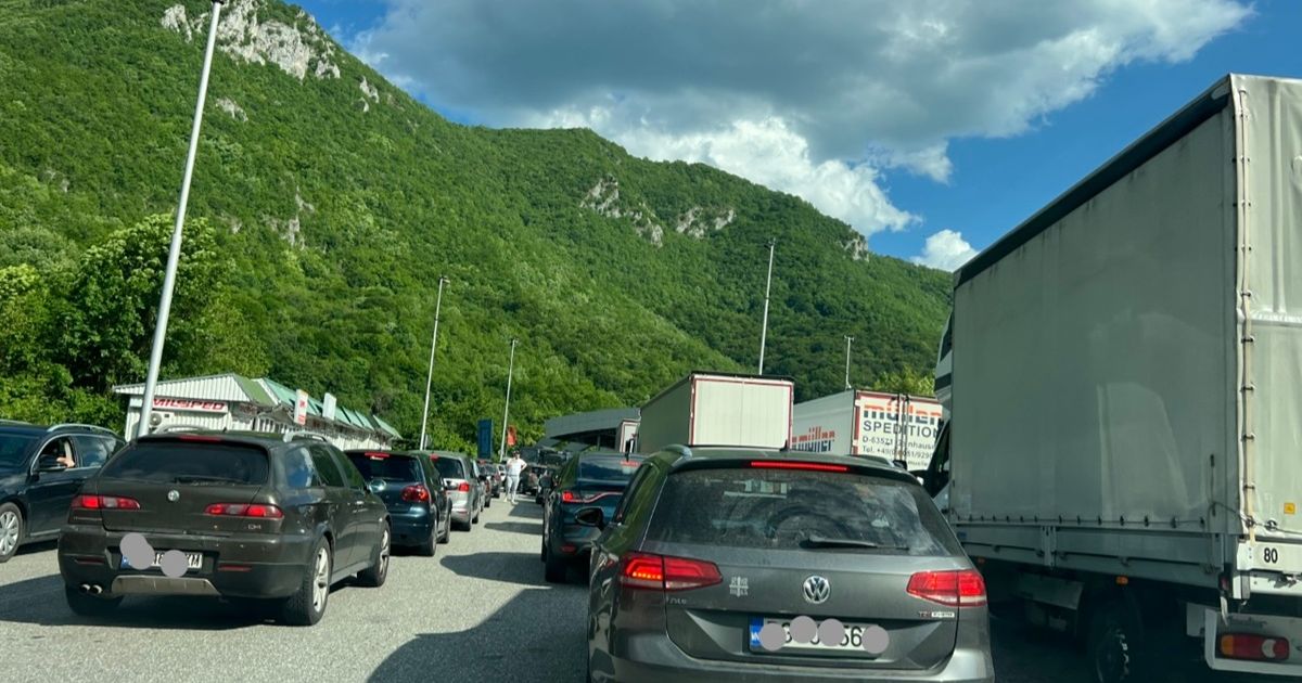 Kolaps na granici sa Crnom Gorom, formirane dugačke kolone