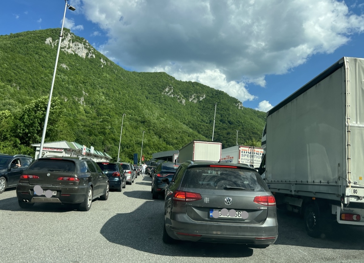 Kolaps na granici sa Crnom Gorom, formirane dugačke kolone