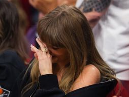 Tejlor Svift Trejvis Kelsi Taylor Swift Travis Kelce