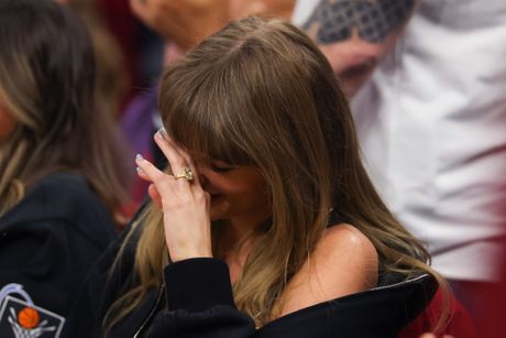 Tejlor Svift Trejvis Kelsi Taylor Swift Travis Kelce