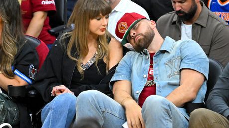 Tejlor Svift Trejvis Kelsi Taylor Swift Travis Kelce