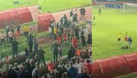 Nezapamćene scene! Fudbaleri Radničkog se tukli sa svojim navijačima, jurili Đavole po terenu da ih biju!