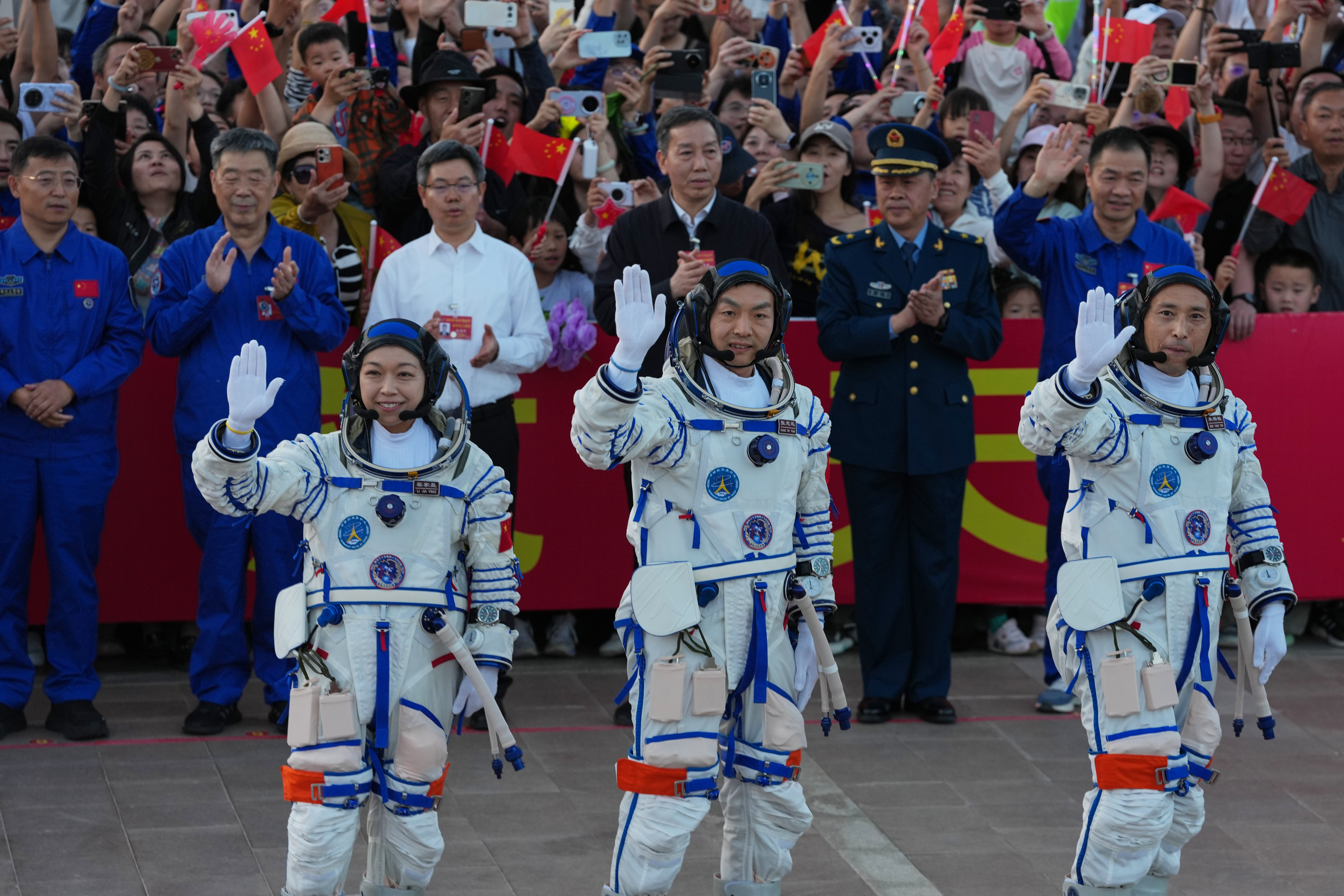 Kina lansirala letelicu Šenžou 23 sa 3 člana posade: Jedan astronaut ostaće godinu dana u svemiru