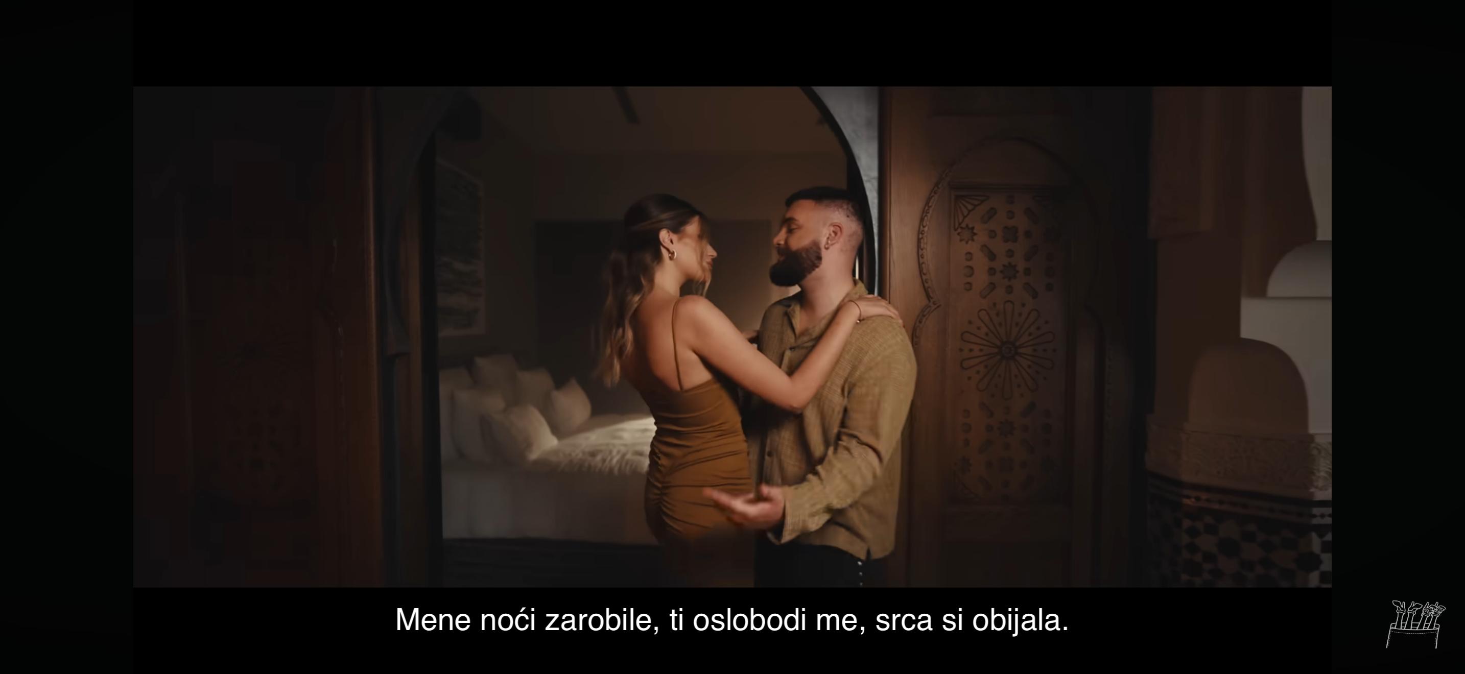 Evo ko je fatalna brineta koja razmenjuje nežnosti s Nućijem! Vreli kadrovi dižu temperaturu, ima telo boginje