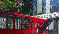 PRVA SLIKA SA DORĆOLA: Tramvaj se zakucao u zgradu, ima povređenih! Svuda staklo i srča