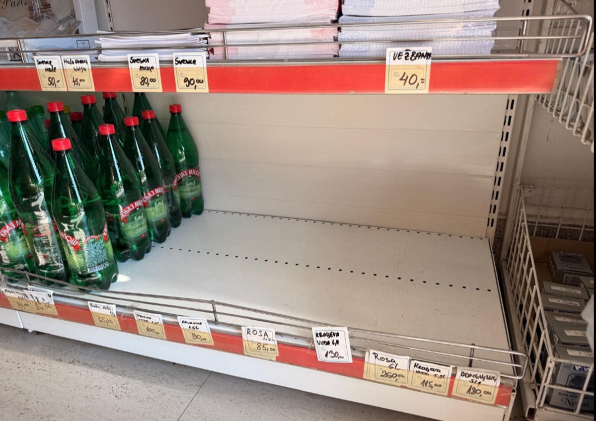 Panika među Čačanima koji nemaju vodu: Ispražnjeni rafovi u radnjama, za pola sata prodato 30 paketa vode