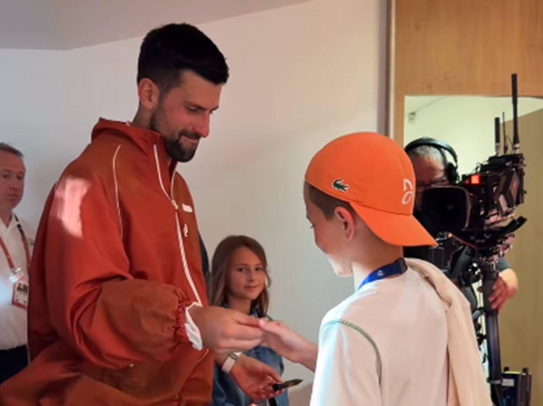 Novak Đoković posebnim pozdravom sa sinom Stefanom proslavio pobedu na Rolan Garosu