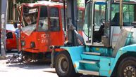 SMRSKANA KABINA I TONE SRČE: Ovako izgleda izvlačenje tramvaja koji se zakucao u zgradu na Dorćolu!