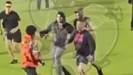 Novi snimak napada Crvenih đavola na igrače Radničkog, 10 huligana gazi jednog, jezive scene iz Kragujevca
