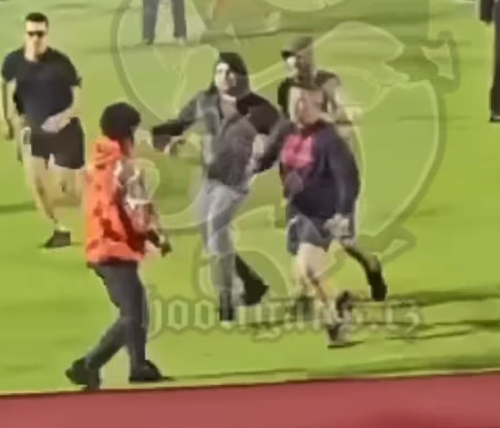 Novi snimak napada Crvenih đavola na igrače Radničkog, 10 huligana gazi jednog, jezive scene iz Kragujevca