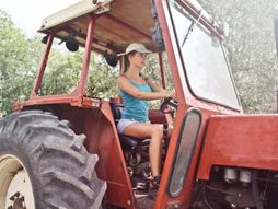 Devojka vozi traktor