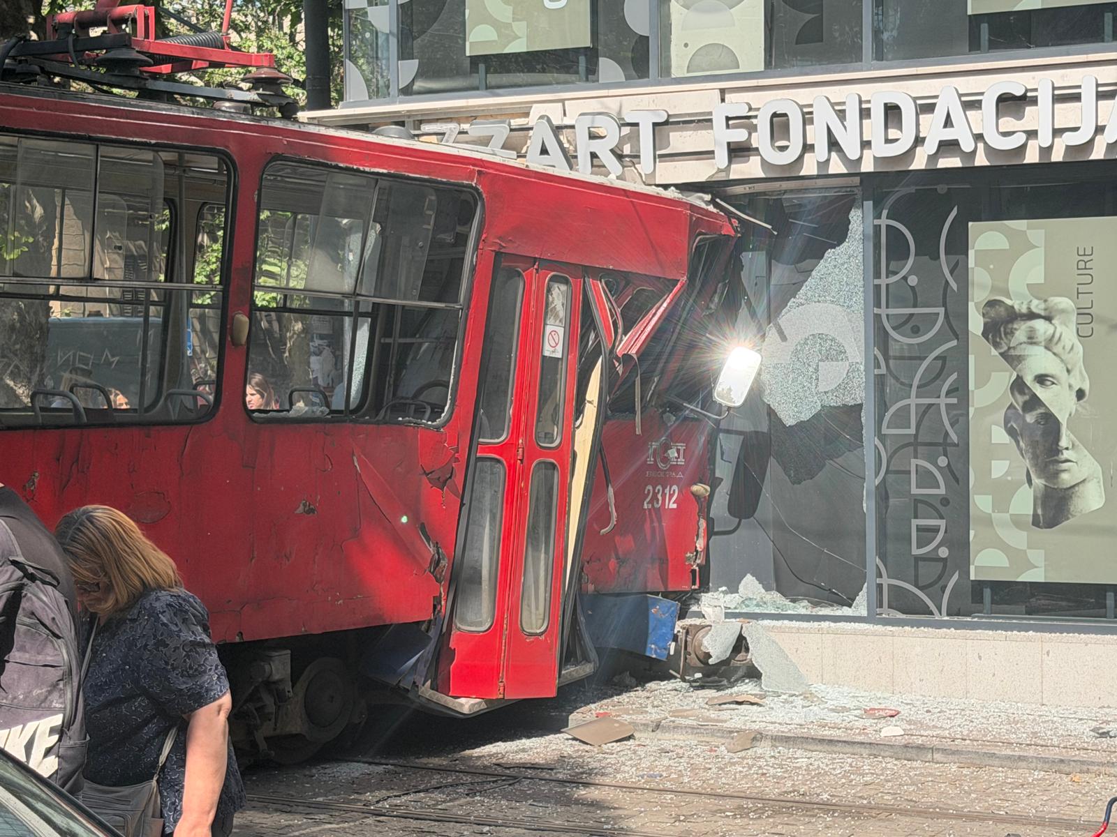 Oglasio se GSP nakon saobraćaјne nezgode u Cara Dušana: Tramvaj izleteo iz šina, povređeno 14 ljudi