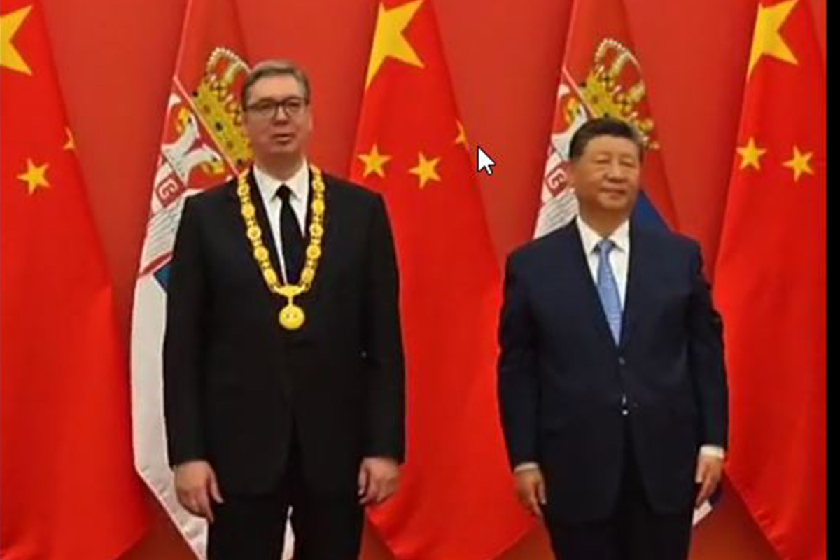 Vučić poklonio Siju staparski ćilim, porcelanski set i sliku Mome Antonovića