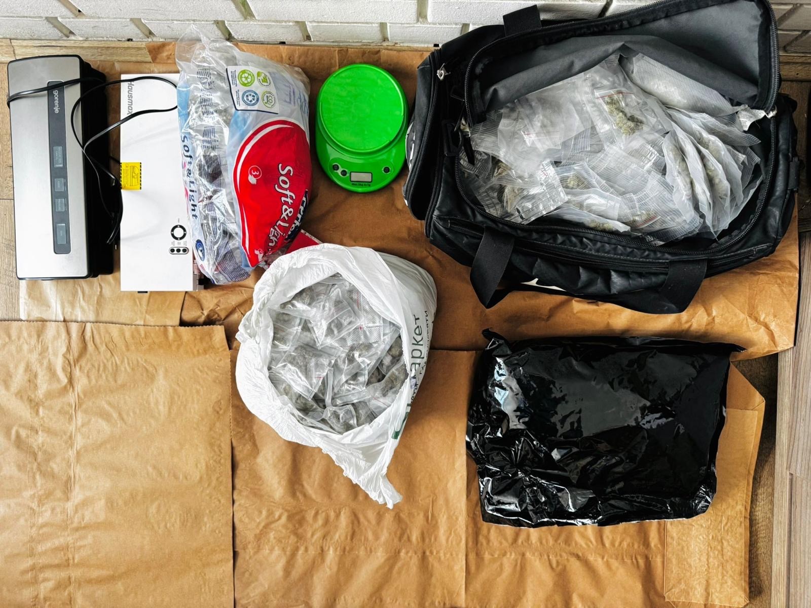 AKCIJA U NS: Pao diler (23), policija upala u štek i našla preko 3 kg marihuane, sprečeno trovanje dece!