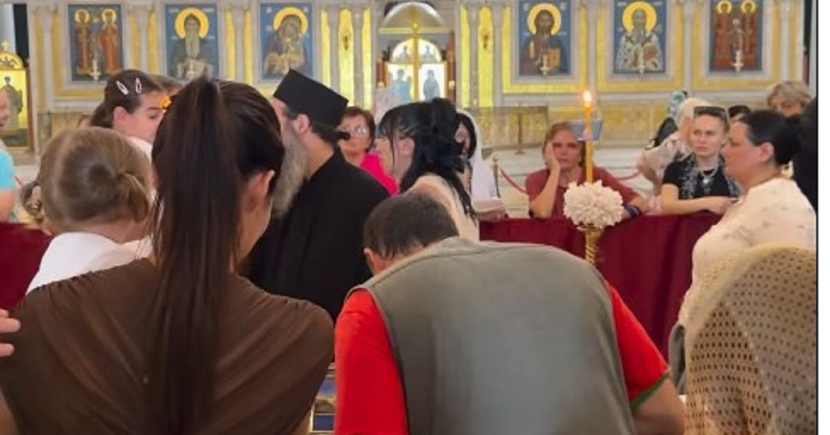 Pokazala šta znači strpljenje i vera! Ana Rajković satima čekala ispred Hrama Svetog Save, poslala jaku poruku