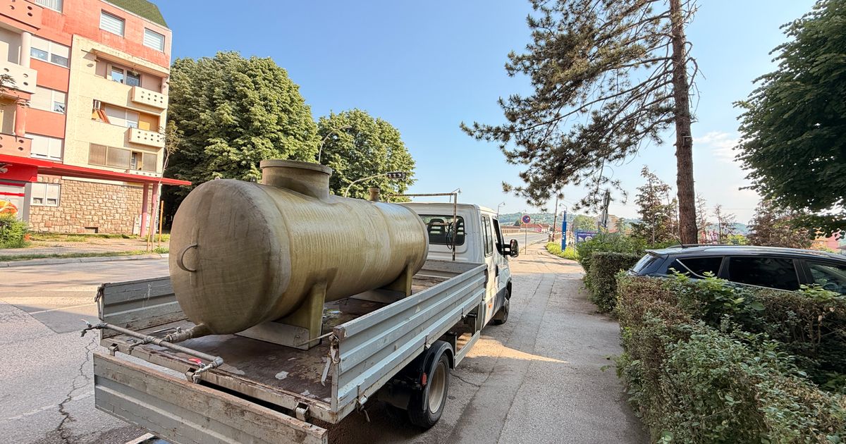 BEZ KAPI VODE Čačani pokupovali sve zalihe iz prodavnica, od jutros pune na cisternama