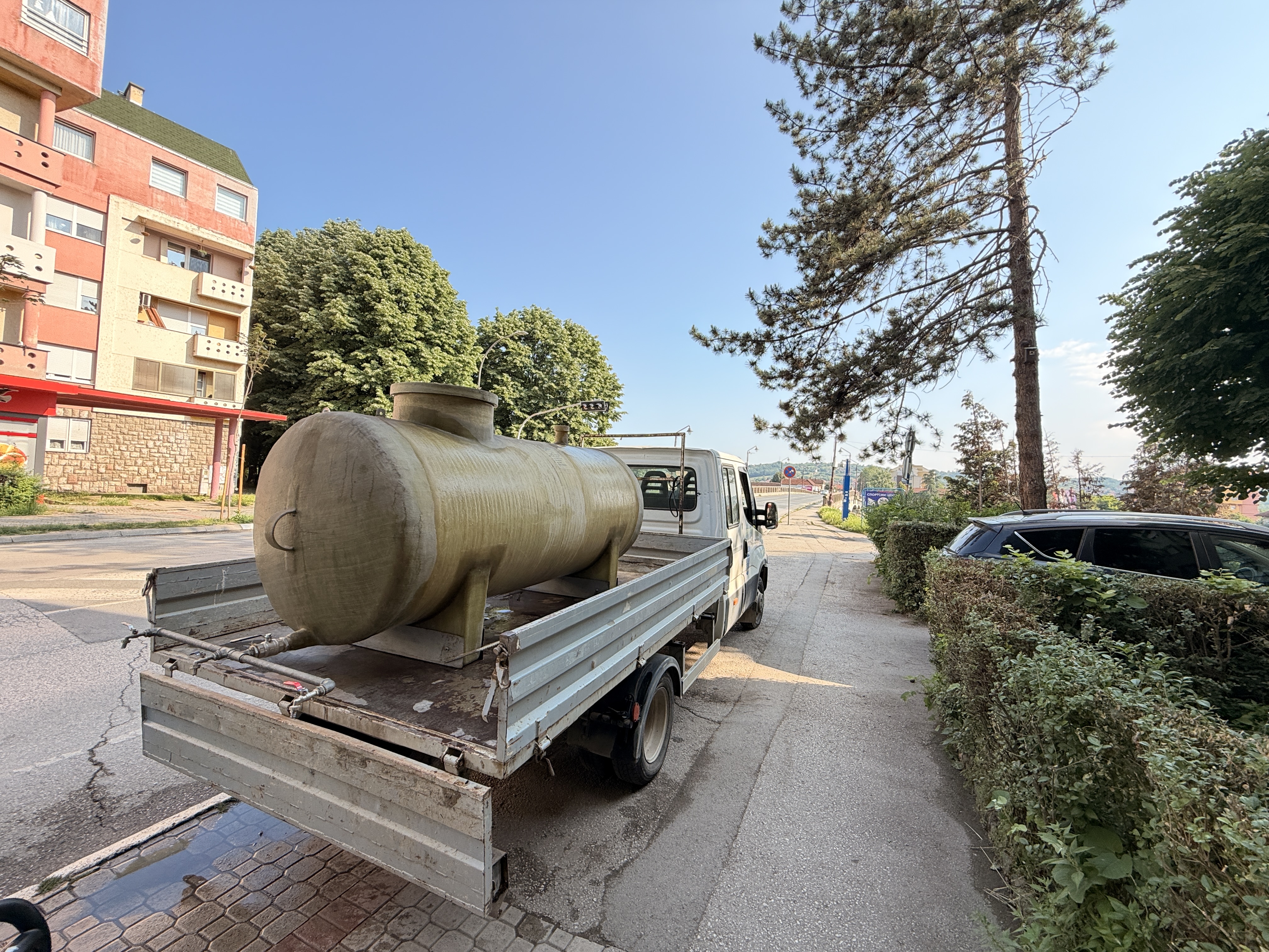 BEZ KAPI VODE Čačani pokupovali sve zalihe iz prodavnica, od jutros pune na cisternama