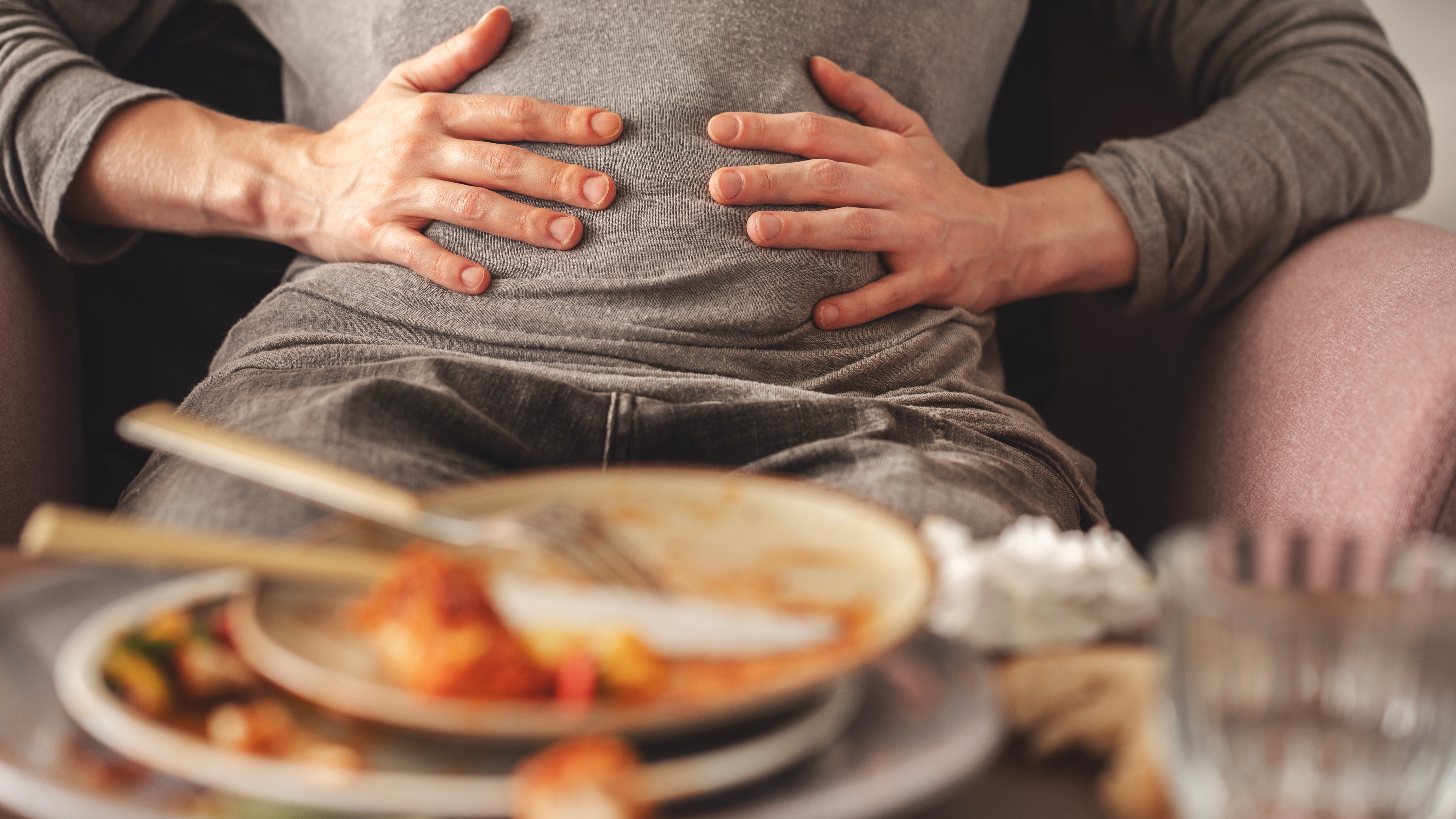 Zašto nam stomak otekne posle jela? Nije uvek "samo hrana": Gastroenterolozi objašnjavaju šta se događa u telu