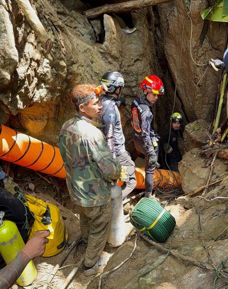 Laos, grupa zarobljena u pećini