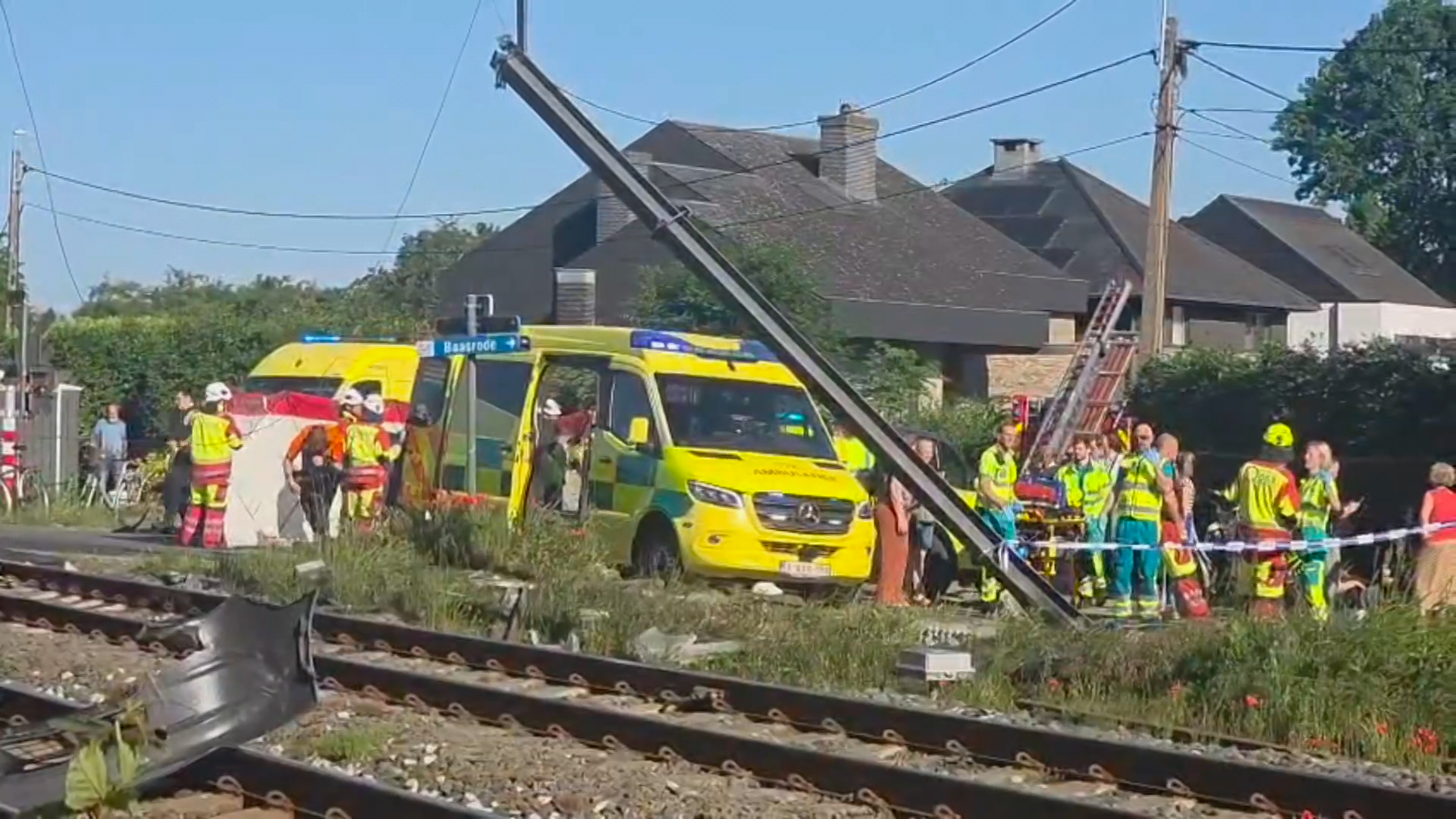 Deca stradala u stravičnom sudaru minibusa i voza u Belgiji: "Četvoro je izdahnulo, rampa je bila spuštena"