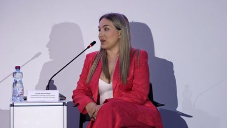 dr Mila Božinović, Privredna komora Srbije, tribina o lepoti