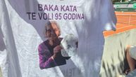 Baka Kata ima 95 godina i najveći je Novakov fan, čuva sve i prati ga uvek, od Đokovića dobila prelep poklon
