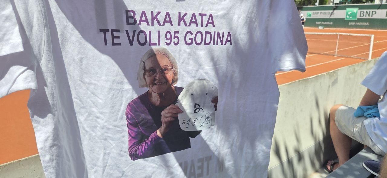 Baka Kata ima 95 godina i najveći je Novakov fan, čuva sve i prati ga uvek, od Đokovića dobila prelep poklon