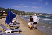 Neobičan prizor na grčkoj plaži: Šetači uživali u mirnom moru, pa ostali u čudu! Ovo niko nije očekivao