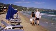 Neobičan prizor na grčkoj plaži: Šetači uživali u mirnom moru, pa ostali u čudu! Ovo niko nije očekivao