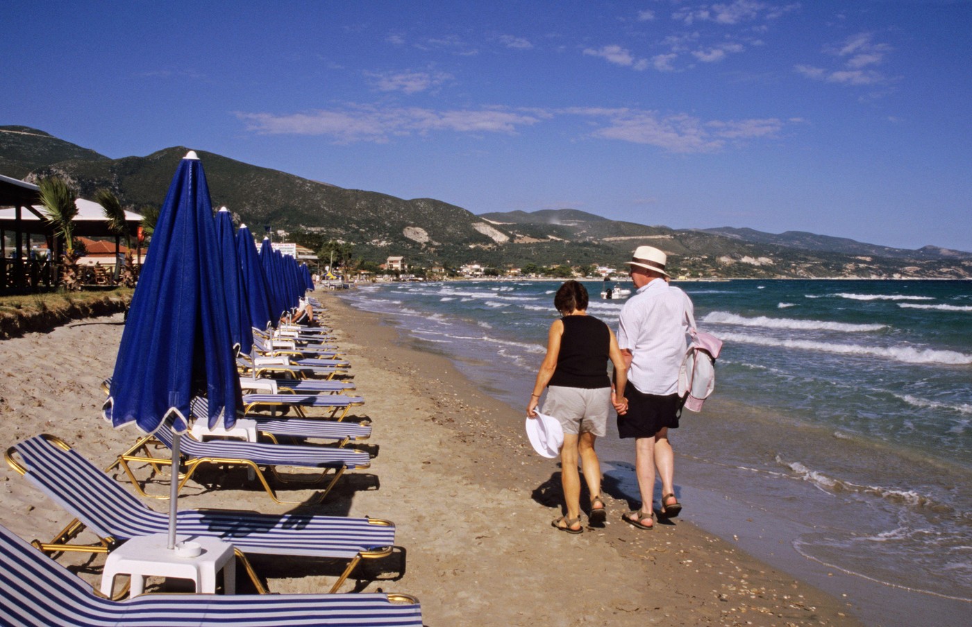 Neobičan prizor na grčkoj plaži: Šetači uživali u mirnom moru, pa ostali u čudu! Ovo niko nije očekivao