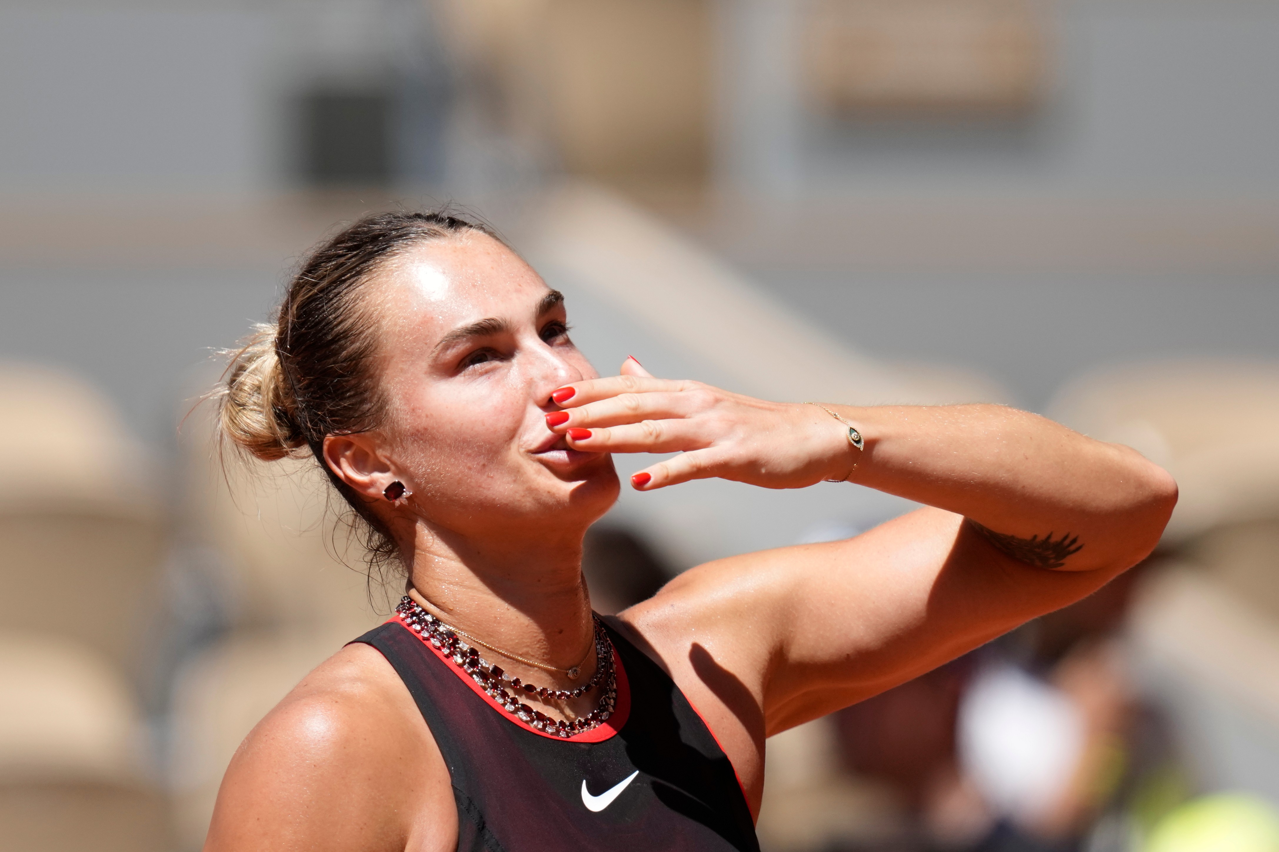 Nakit koji je zasenio Rolan Garos: Sabalenka nosi preko 125 karata granata i pomera granice sportske mode