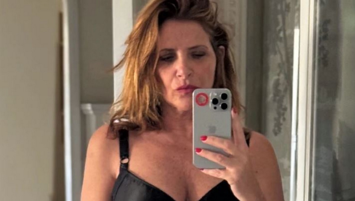 Arijana Mihajlović grmi 6. deceniji: Pozira u izazovnom korsetu i suknji s ašlicom, ostavila sve bez daha