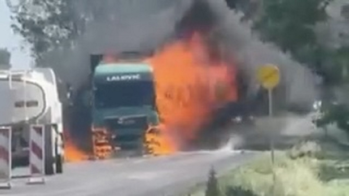 Šleper se pretvorio u BUKTINJU na ulazu u Sivac: Izgoreo u sekundi, crni dim okovao put!