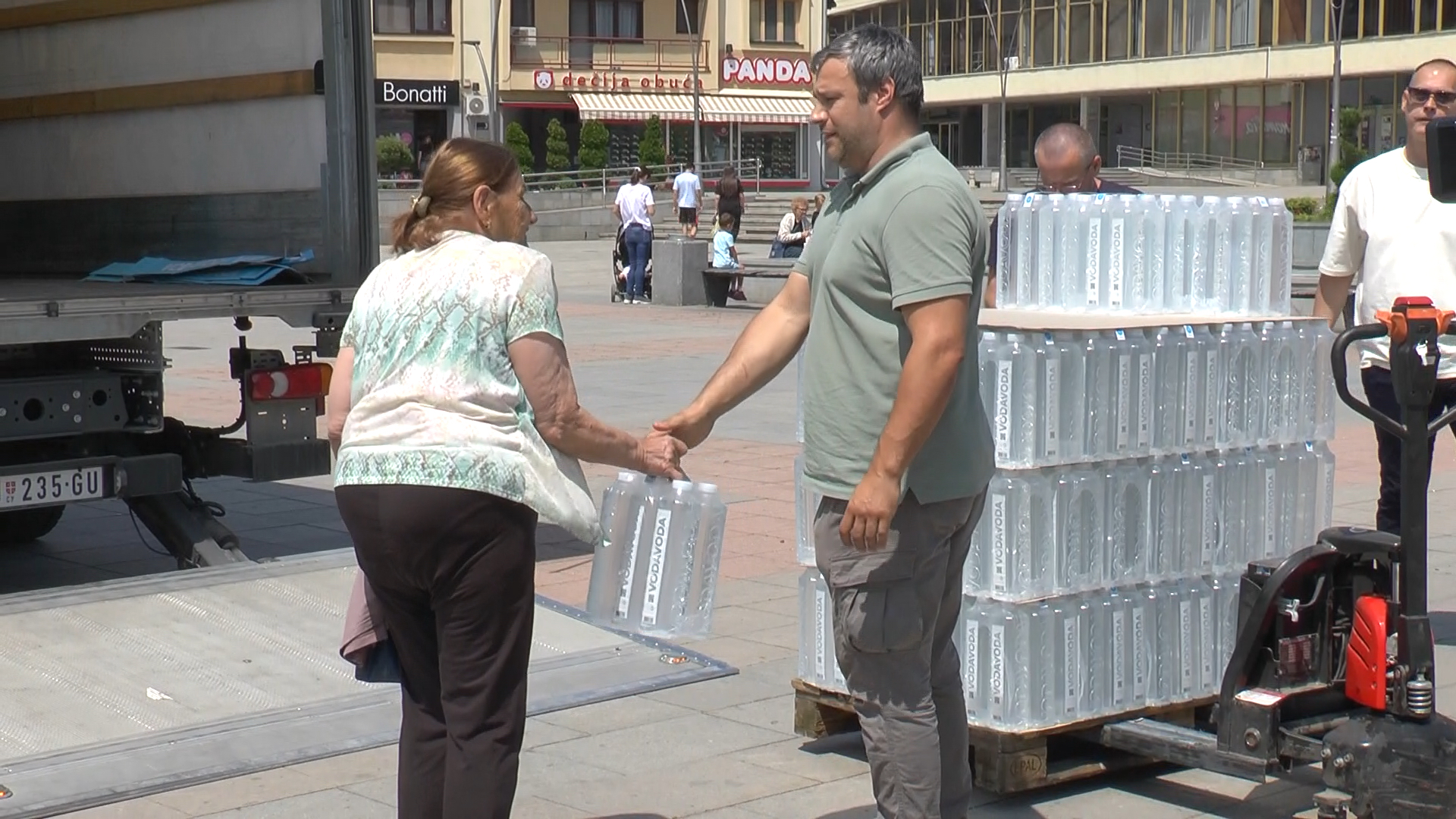 Drama u Čačku još traje! Nema ni kapi vode, radnici ne izlaze iz rupe, a na ulicama zabeležen DIVAN prizor