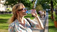 Ljudi masovno okreću flašu vode naopačke da se ne greje: Ovako voda u flaši ostaje hladna mnogo duže