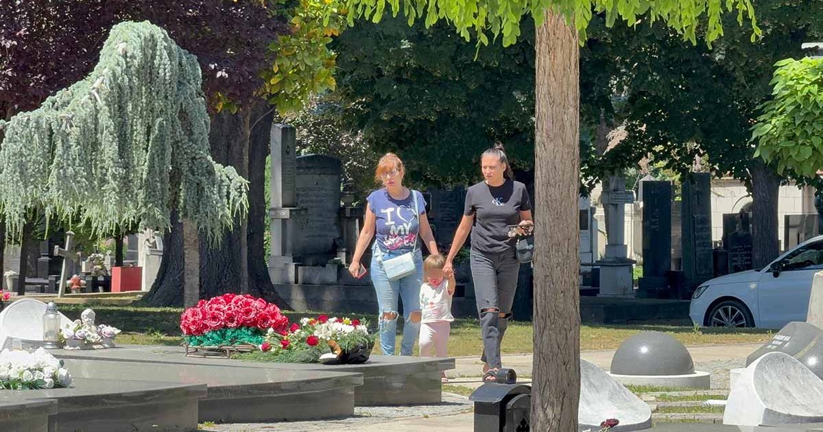 Marija sa ćerkom i majkom stigla na Džejev grob, pa se izdrala na Nadu: Pobesnela kad je videla poruku