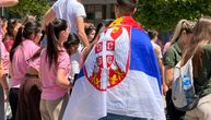 Zavijorila se srpska trobojka i zaigrao Moravac! Evo kako su maturanti proslavili poslednji dan školovanja