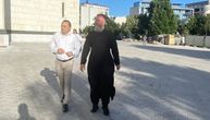 Sveštenik Predrag Popović i državni sekretar Ninoslav Jovanović među vernicima u Hramu Svetog Save