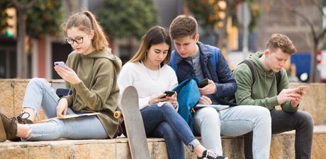 Gledanje u telefon, tinejdžeri