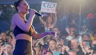 Ceca prvi put u Rumuniji: Publika poklonila folk divi srpsku zastavu - plato krcat, pevaju uglas njene hitove