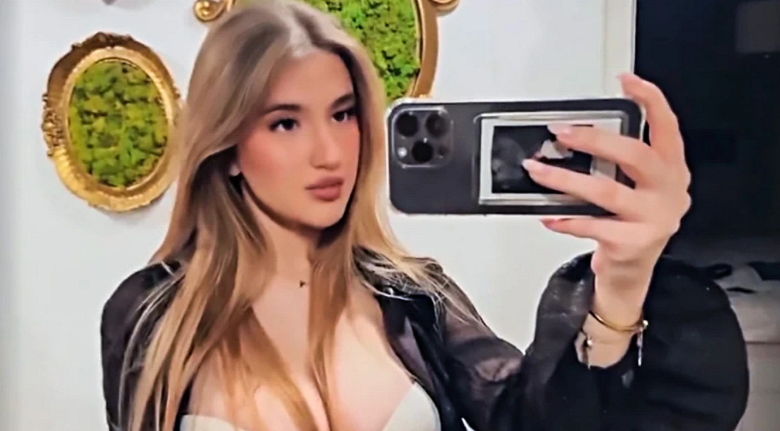 Lena Marinković muškarcima pomutila razum: Gocina ćerka u provokativnom izdanju - opalila selfi a dekolte PUCA