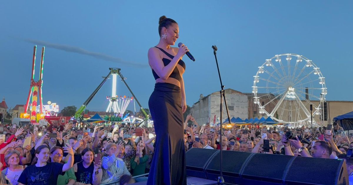 Ceca 1. put u Rumuniji: Publika poklonila folk divi srpsku zastavu - plato krcat, pevaju uglas njene hitove