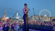 Ceca prvi put u Rumuniji: Publika poklonila folk divi srpsku zastavu - plato krcat, pevaju uglas njene hitove