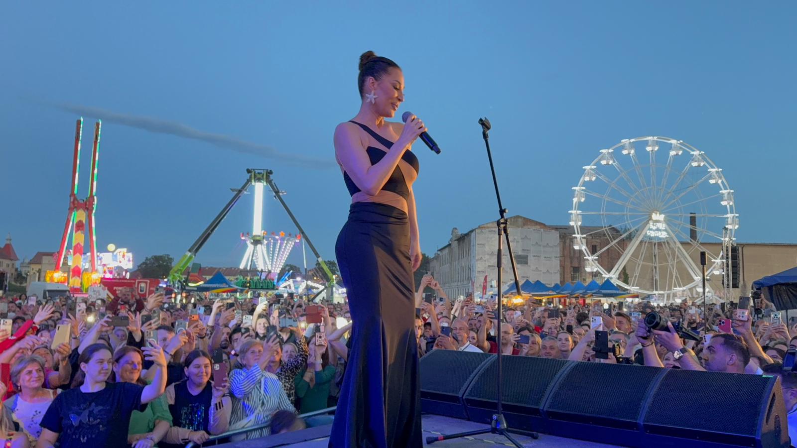 Ceca 1. put u Rumuniji: Publika poklonila folk divi srpsku zastavu - plato krcat, pevaju uglas njene hitove