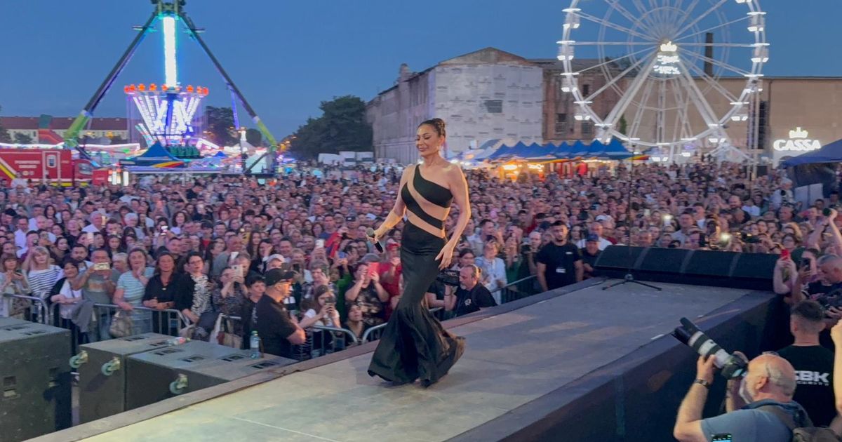 Kakva bomba! Ceca u haljini sa prorezima pred 15.000 ljudi u Temišvaru: Publika očarana našom folk zvezdom