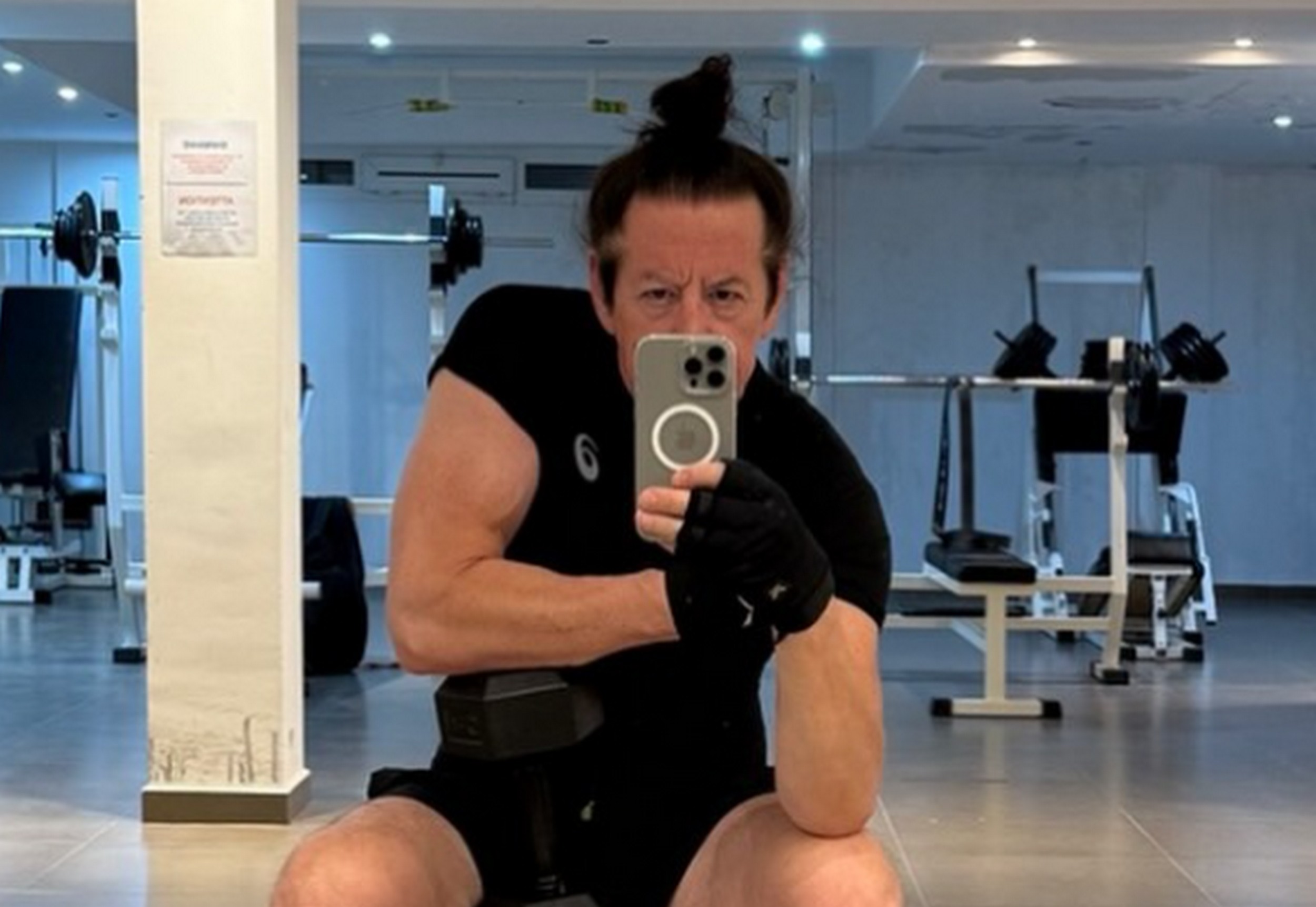 Kakva forma i to u 7. deceniji! Pevač pokazao istrenirano telo iz teretane: Pucaju mišići, bicepsi kao u momka